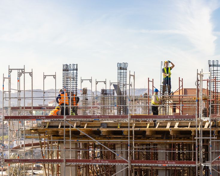 What types of buildings can be constructed using PEB?